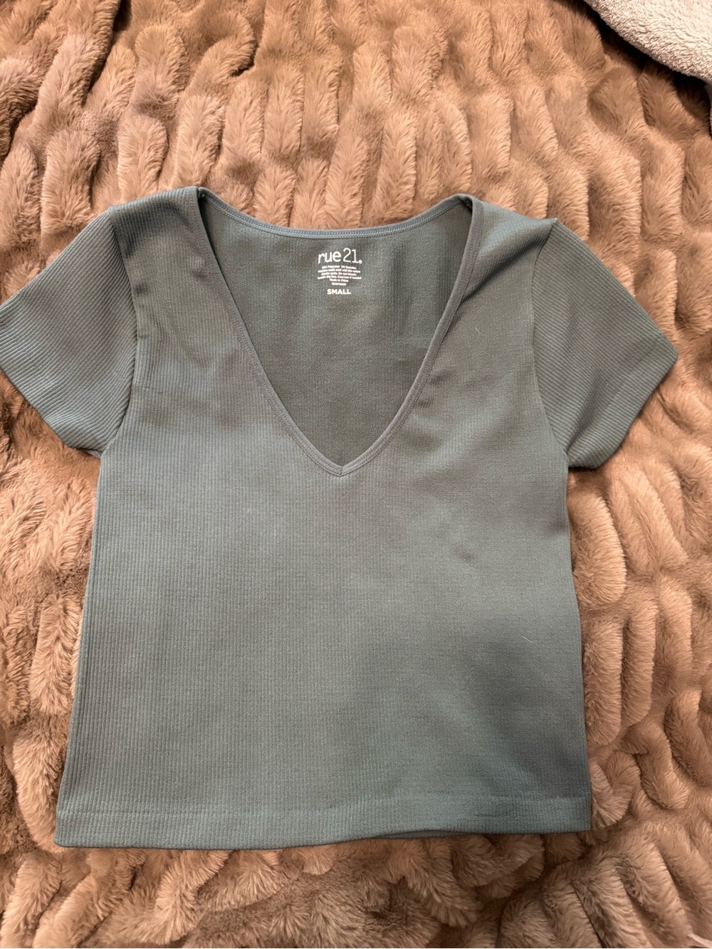 Rue21 Women's V-Neck Ribbed Tee in Olive Green
